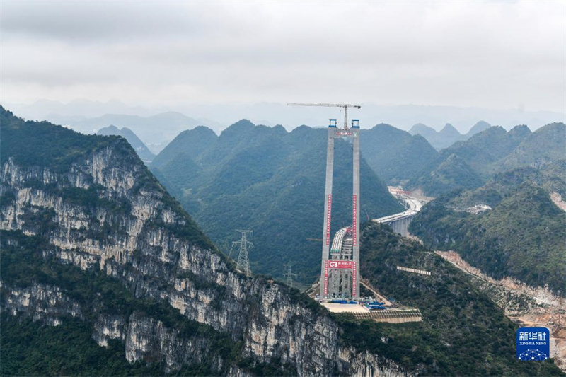 В провинции Гуйчжоу идет строительство большого моста над «трещиной в Земле»