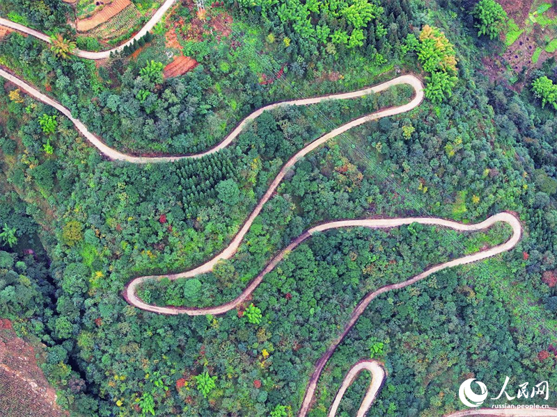 «Наскальная дорога» в уезде Суйцзян провинции Юньнань