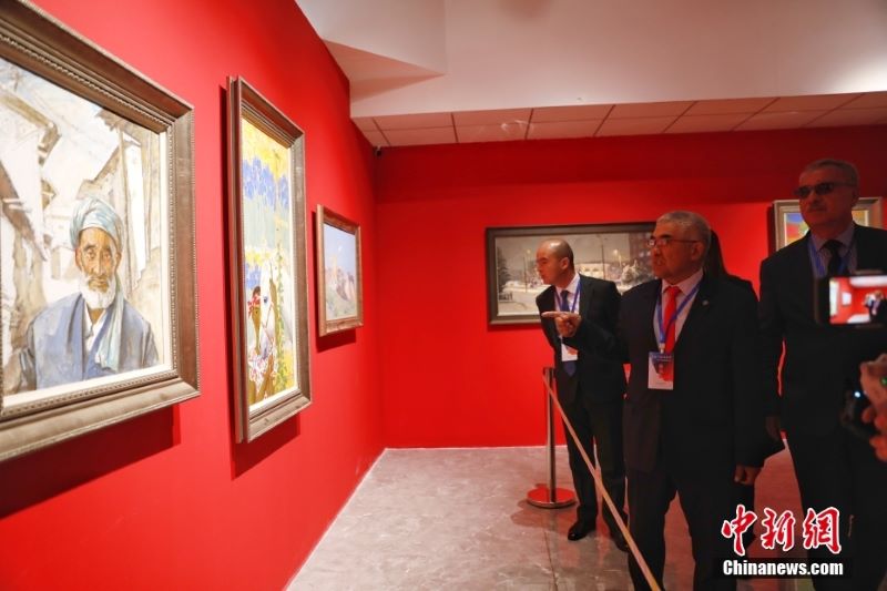 Более ста картин из Центральной Азии выставлены в Хэнани