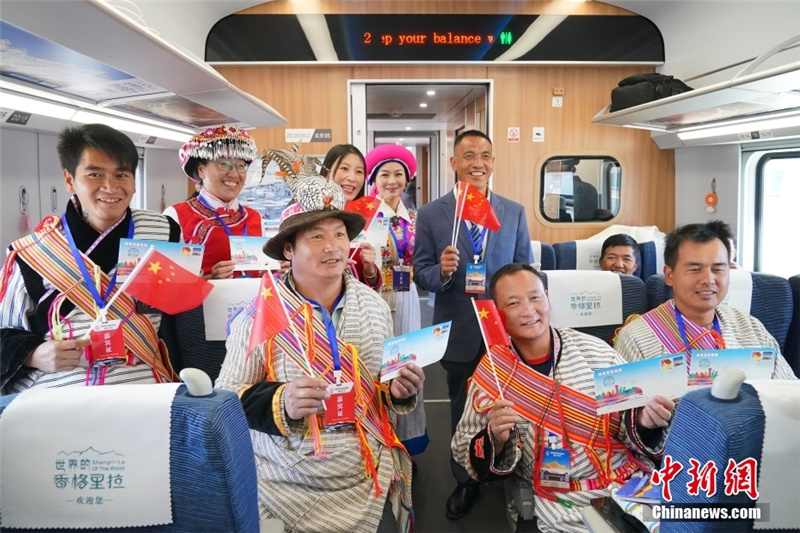 Новая железная дорога связывает города Лицзян и Шангри-Ла на юго-западе Китая