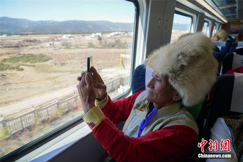 Новая железная дорога связывает города Лицзян и Шангри-Ла на юго-западе Китая