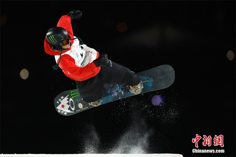 Китайский сноубордист Су Имин взял золото в биг-эйре на Кубке мира