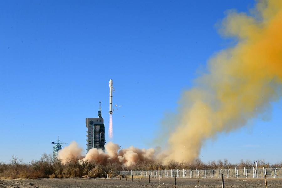 4 декабря 2023 года, ракета-носитель "Чанчжэн-2В" /Long March-2C/ со спутником MISRSAT-2 на борту стартует с космодрома Цзюцюань на северо-западе Китая. /Фото: Синьхуа/