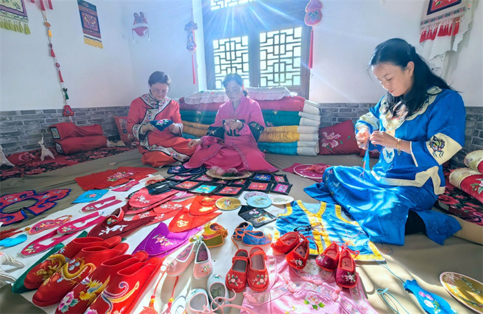 Женщина-вышивальщица из Синьцзяна получила международную награду