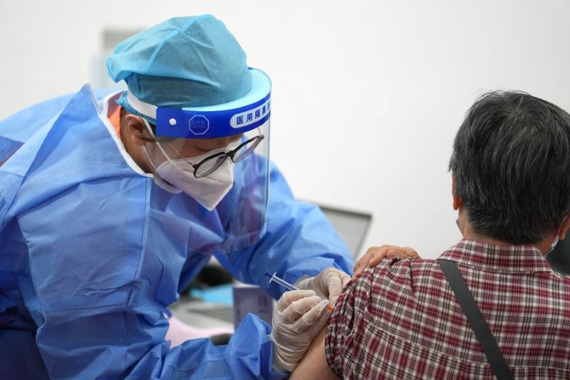 Пекин запустил вакцинацию ключевых групп населения против подвариантов COVID-19 XBB