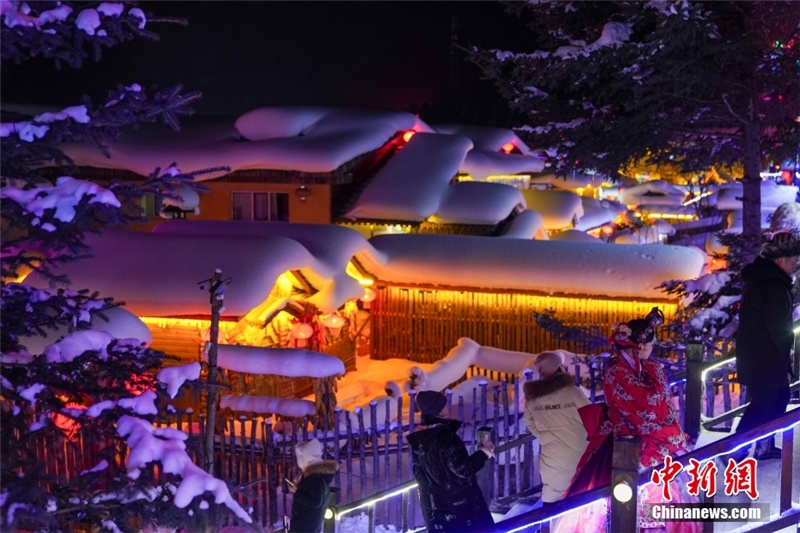Зимний восторг: китайские туристы наслаждаются красотами «Снежной деревни» в Хэйлунцзяне