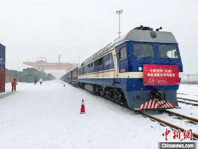 Из города Тяньцзинь в Европу отправился первый грузовой поезд с автомобилями на новых источниках энергии