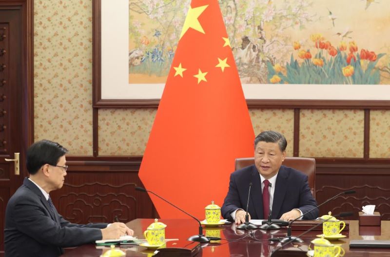 Си Цзиньпин заслушал отчет о проделанной работе от главы администрации САР Сянган