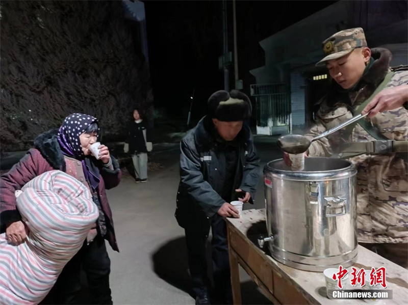Военные Цинхая оказывают помощь пострадавшим в результате землетрясения
