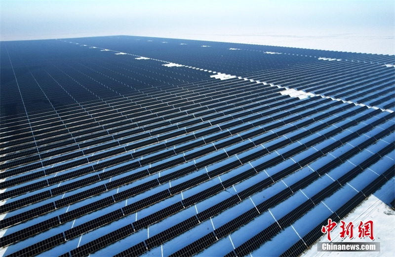 Бескрайний индустриальный парк солнечной энергии в Синьцзяне