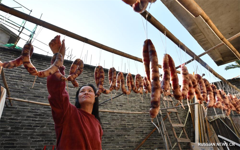 Приготовление копченостей зимой в Китае