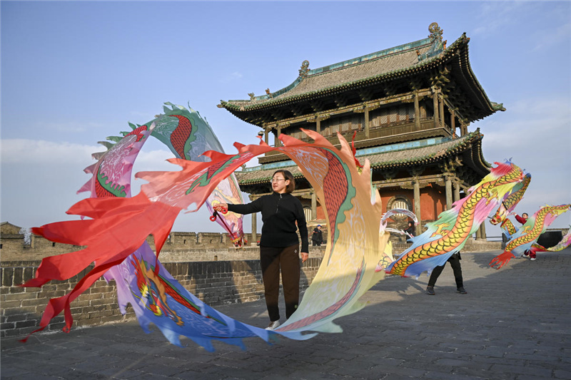 Холод спорту не помеха: жители Северного Китая исполнили танец дракона