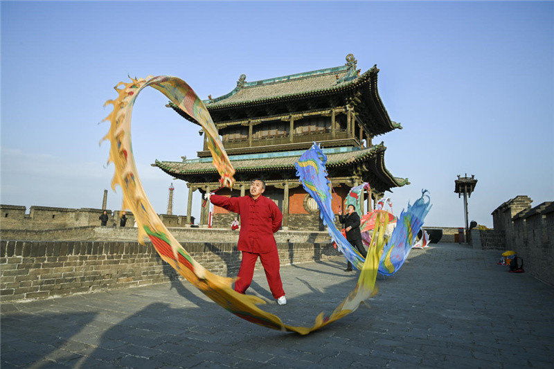 Холод спорту не помеха: жители Северного Китая исполнили танец дракона