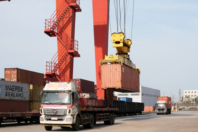 На Китайско-казахстанской логистической базе в Ляньюньгане обработано более 500 тыс. стандартных контейнеров