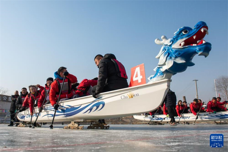 Зимние гонки на драконьих лодках на северо-западе Китая