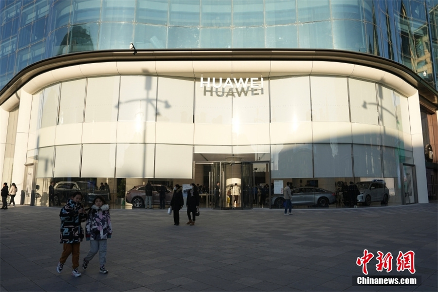 В Пекине открылся первый флагманский магазин Huawei