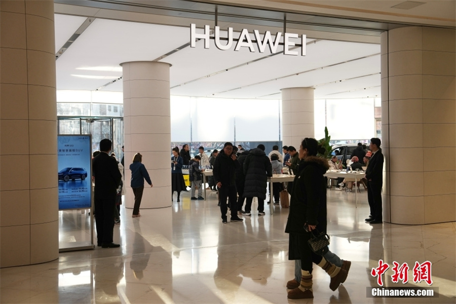 В Пекине открылся первый флагманский магазин Huawei