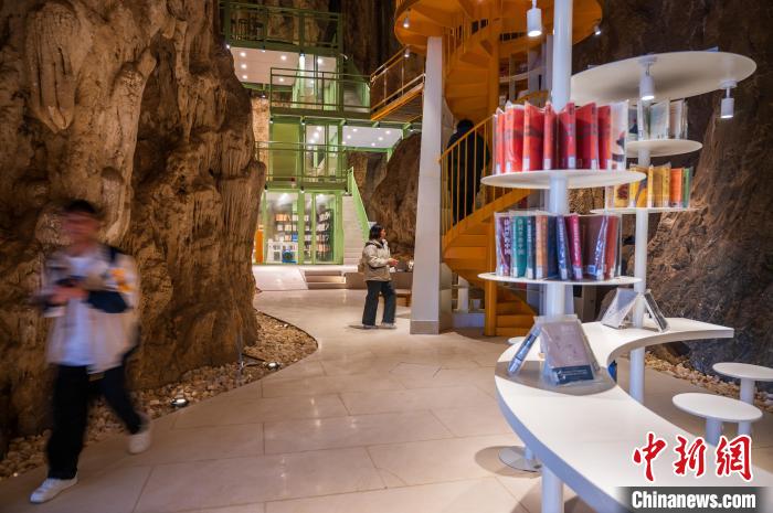 Пещерная библиотека в Гуйчжоу завоевывает внимание туристов