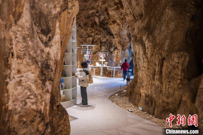 Пещерная библиотека в Гуйчжоу завоевывает внимание туристов