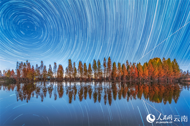 Красота звездного неба над озером Дяньчи