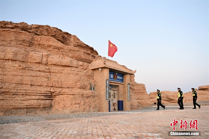 «Пещерный» полицейский участок в Дуньхуане