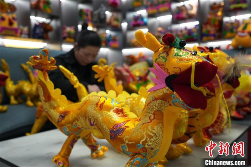 Хэнаньские мастера готовят праздничные сувениры с символом нового года