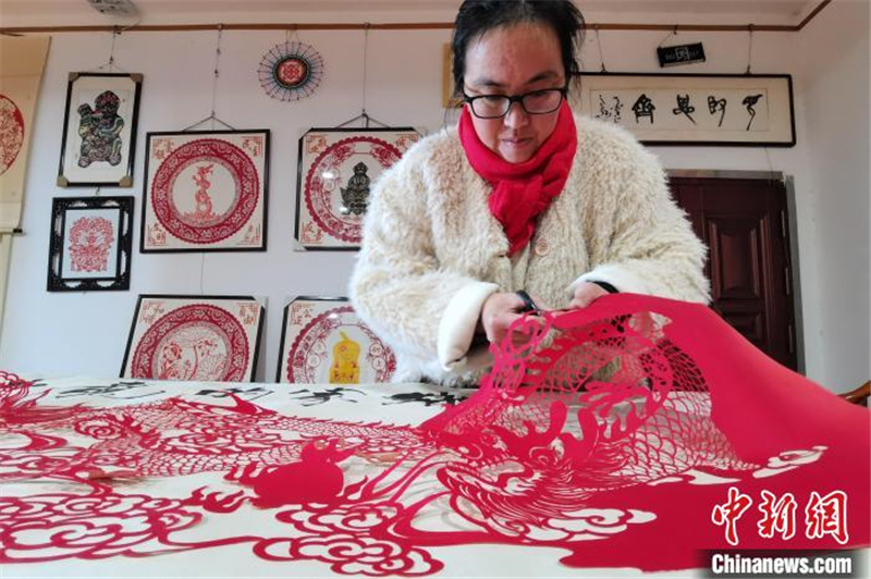 Хэнаньские мастера готовят праздничные сувениры с символом нового года