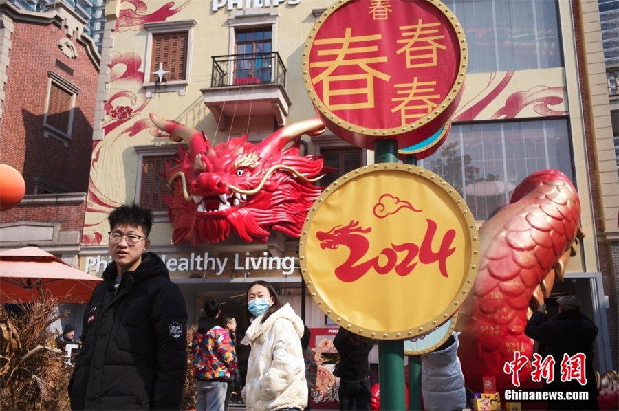 Символы года Дракона на улицах Шанхая