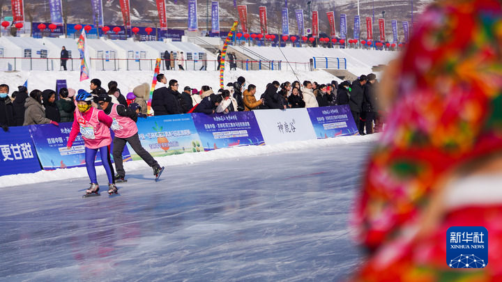 Китайские и иностранные спортсмены приняли участие в снежно-ледовом марафоне в Цзилине