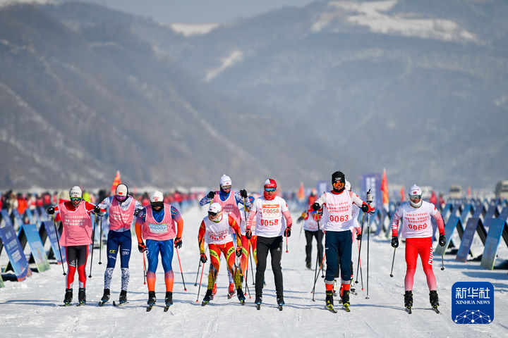 Китайские и иностранные спортсмены приняли участие в снежно-ледовом марафоне в Цзилине
