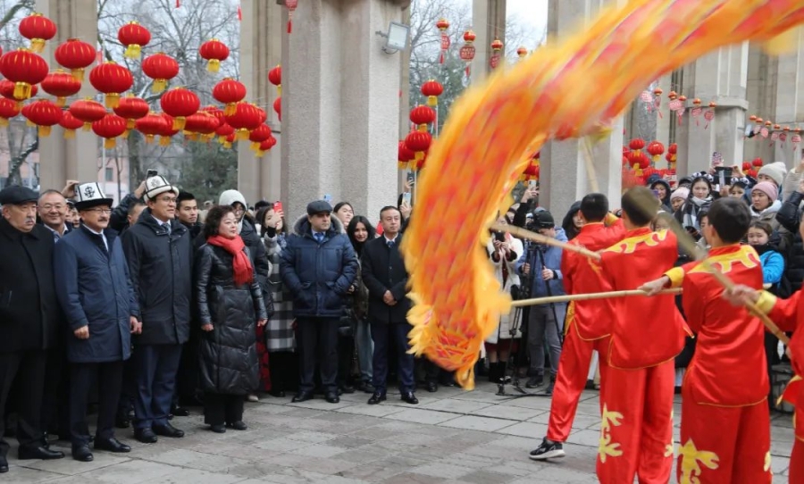 В Бишкеке состоялась китайская новогодняя ярмарка и фестиваль фонарей