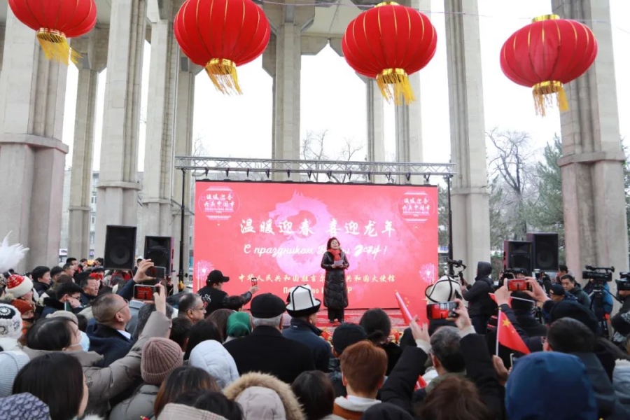 В Бишкеке состоялась китайская новогодняя ярмарка и фестиваль фонарей