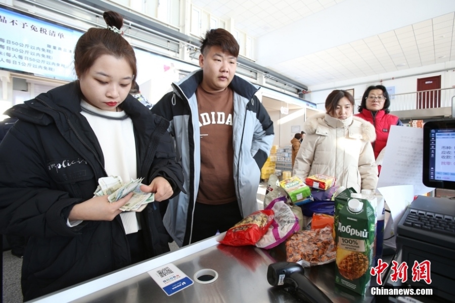 Жители уезда Цзяинь покупают импортные товары к Новому году в “Китайско-российском центре взаимной торговли”