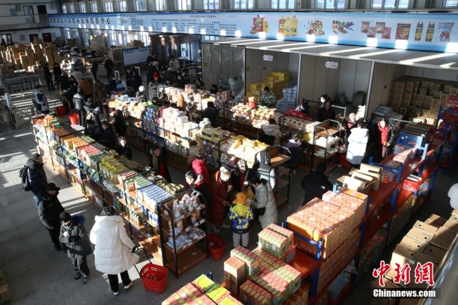 Жители уезда Цзяинь покупают импортные товары к Новому году в “Китайско-российском центре взаимной торговли”