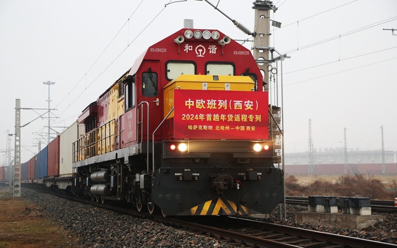 Первый поезд по маршруту Китай - Европа (Сиань)  в 2024 году везет новогодние товары из Казахстана