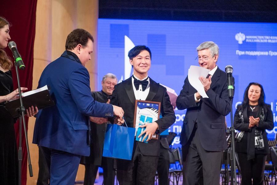15-летний китайский пианист получил главный приз первого Московского международного конкурса пианистов имени Гнесиных