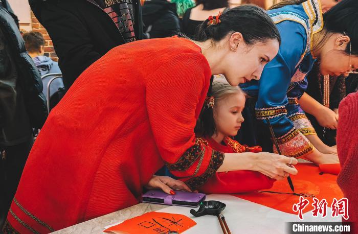 Российские туристы в Хэйхэ встречают год Дракона