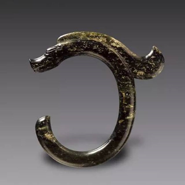 Нефритовый дракон (неолитическая культура Хуншань, 4700 — 2900 гг. до н. э.),  Национальный музей Китая        