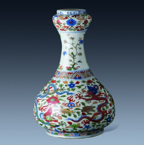 Цветная ваза с узким горлышком с орнаментом с изображением дракона (династия Мин, 1368—1644), Национальный музей Китая    