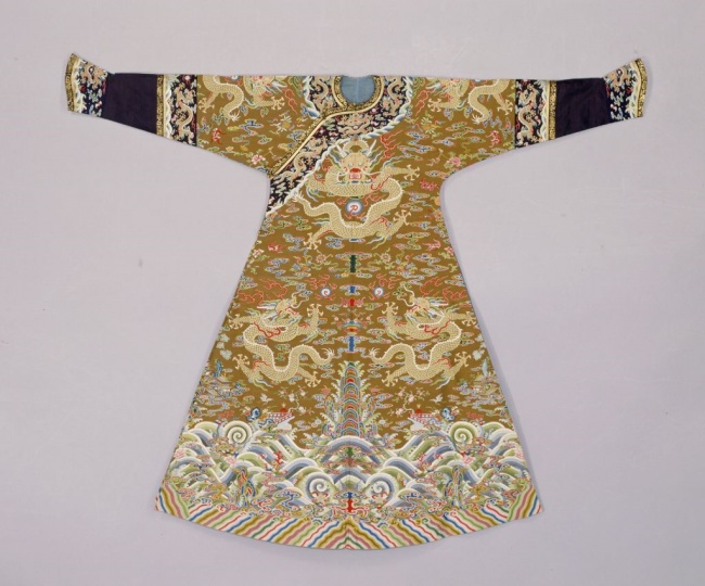 Коричневое парадное платье императора с изображением золотого дракона на узорчатом шелке (династия Цин, 1644 — 1911 гг.), Музей Гугун в Пекине