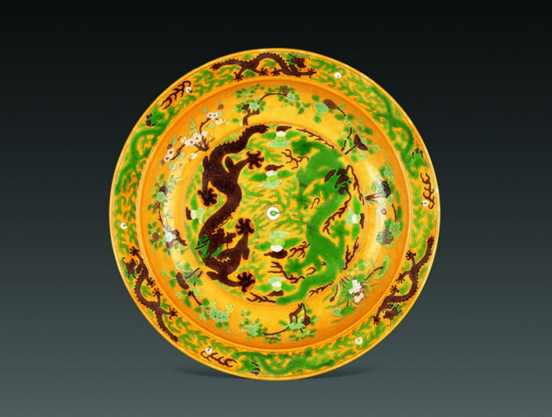 Тарелка в трех цветах с изображением «Два дракона играют с жемчужиной» (династия Цин, 1644 — 1911 гг.), Национальный музей Китая 