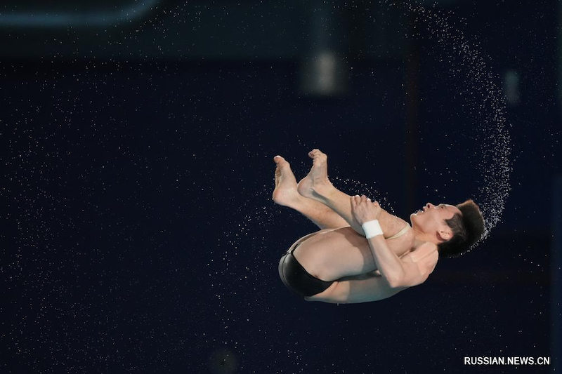 Китайские спортсмены завоевали золото и серебро в соревнованиях по прыжкам в воду с 10-метровой вышки на ЧМ по водным видам спорта-2024