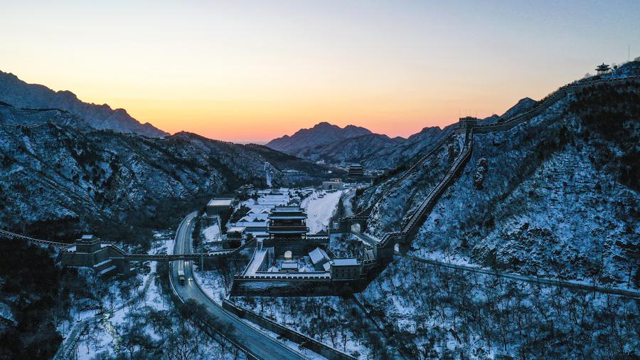 В Пекине запустили вертолетные туры на территории Великой Китайской стены