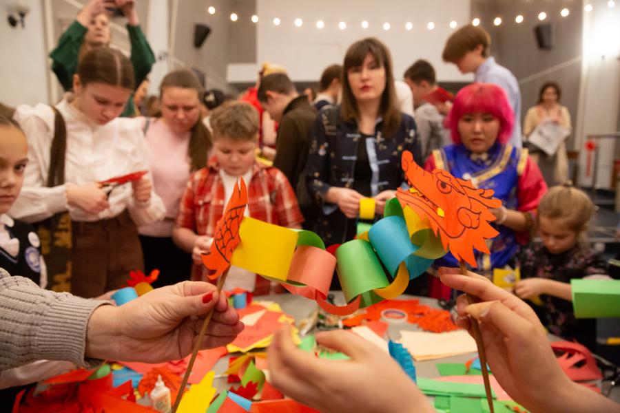 Школьный фестиваль "Китайский Новый Год" в Санкт-Петербурге познакомил маленьких россиян с культурой Китая