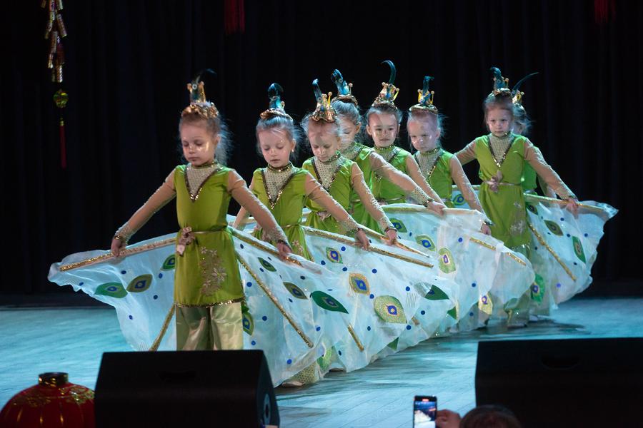Школьный фестиваль "Китайский Новый Год" в Санкт-Петербурге познакомил маленьких россиян с культурой Китая