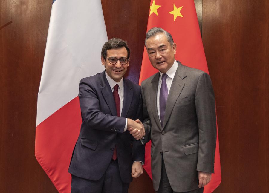 Китай и Франция должны объединить усилия для построения многополярного мира -- глава МИД КНР