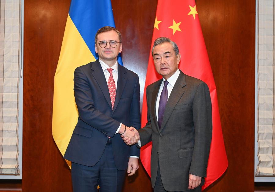 Китай продолжит играть конструктивную роль в восстановлении мира в Украине -- глава МИД КНР Ван И