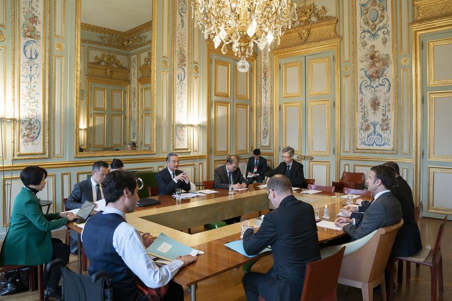 Китай и Франция должны усилить стратегическую координацию и сотрудничество -- глава МИД КНР