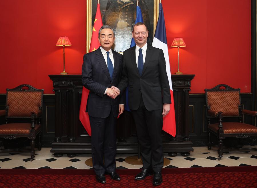 Китай и Франция должны работать над тем, чтобы сделать партнерство более прочным и динамичным -- Ван И