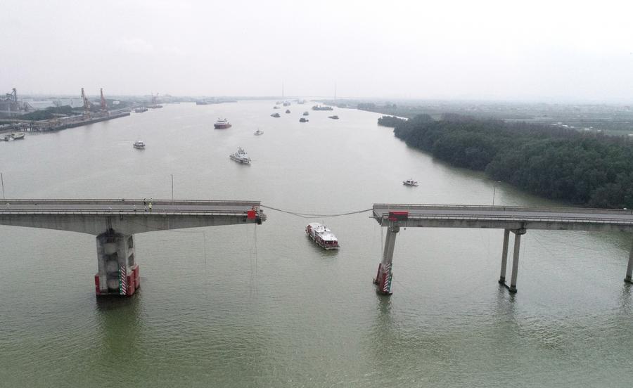 Два человека погибли, трое пропали без вести в результате столкновения судна с мостом в Южном Китае